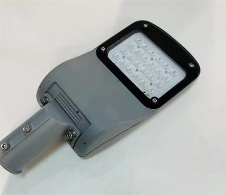 購入 30W-70W LED 駐車場灯とスムーズボディ 屋外路灯 92% 電力効率 online manufacture