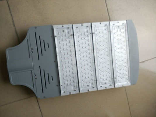 高明るさ IP66 トリプル クリー LED ストリートライト 110W 120W 10KV 20KV オーバージェスプロテクション